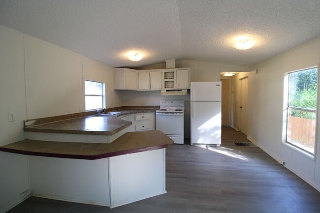 Building Photo - Experience peaceful country living!
