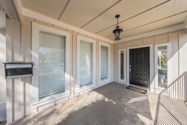 Foto del edificio - Charming Bungalow In Arlington Heights!