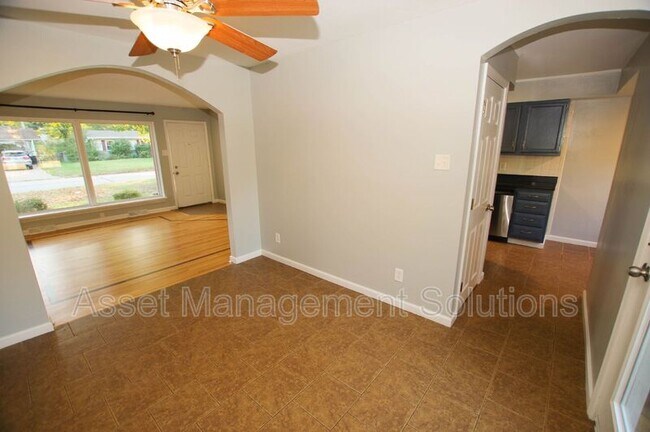 Foto del edificio - 723 Riderwood Dr