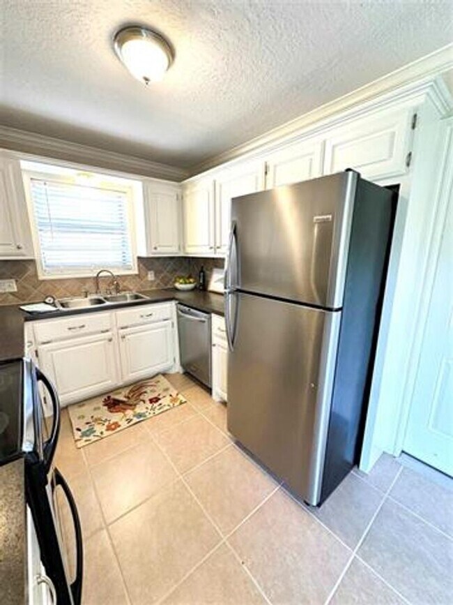 Foto del edificio - 4810 NW Hoover- AVAILABLE NOW!