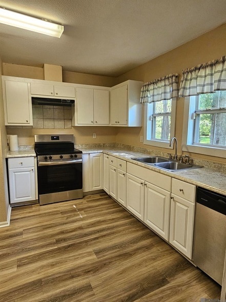 Building Photo - 1046 Sunshine Dr