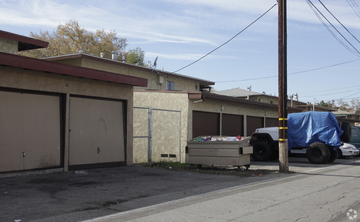 Building Photo - 1234-1240 W Rosewood Ct