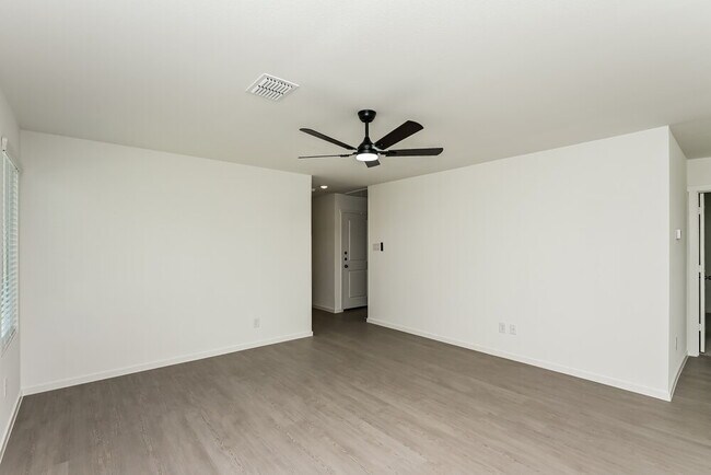 Foto del edificio - 10725 Revolver Dr