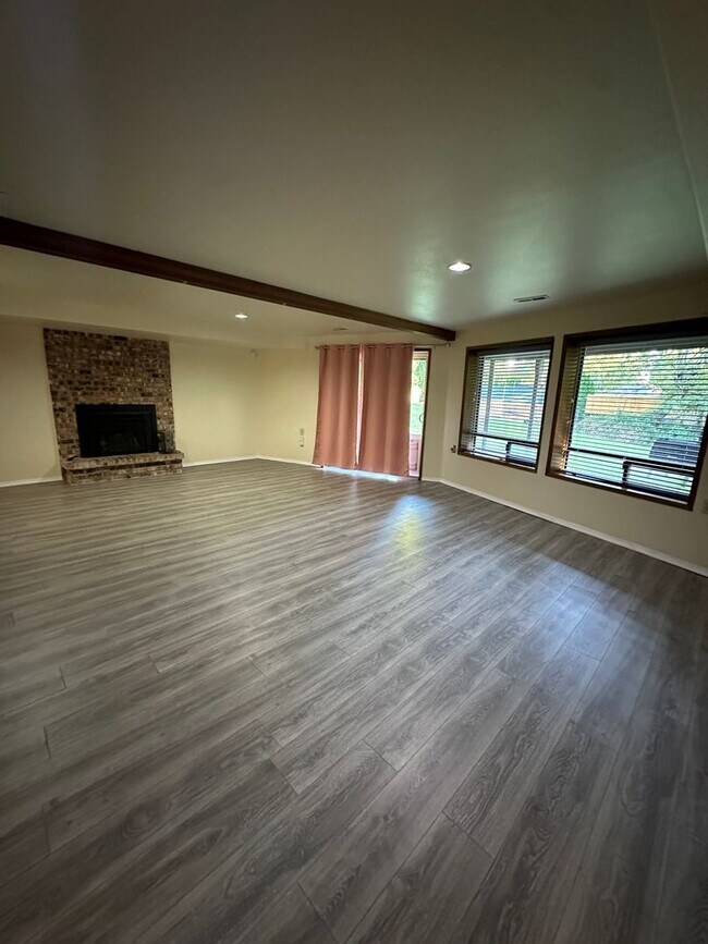 Foto del edificio - Issaquah Schools, bottom floor home unit w...