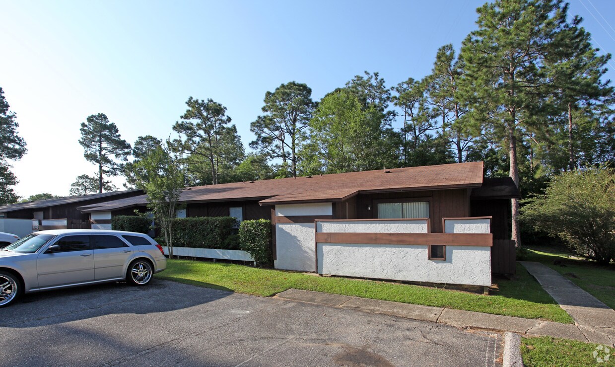 Building Photo - 8365 Country Walk Dr