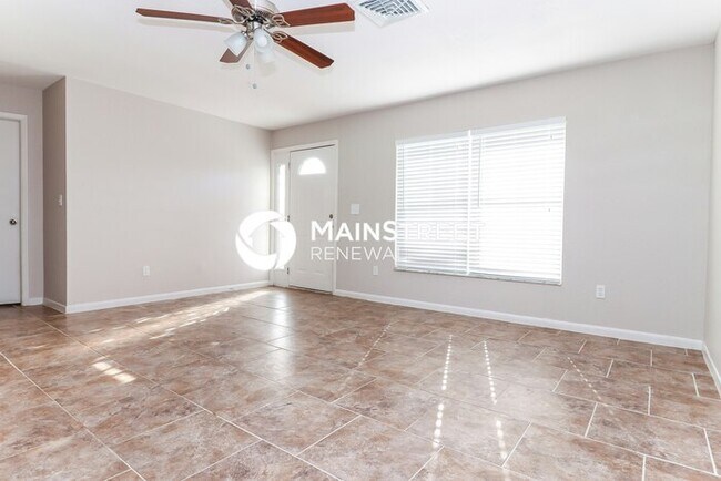 Building Photo - 3 Bedroom Pet-Friendly Home in Port Richey...