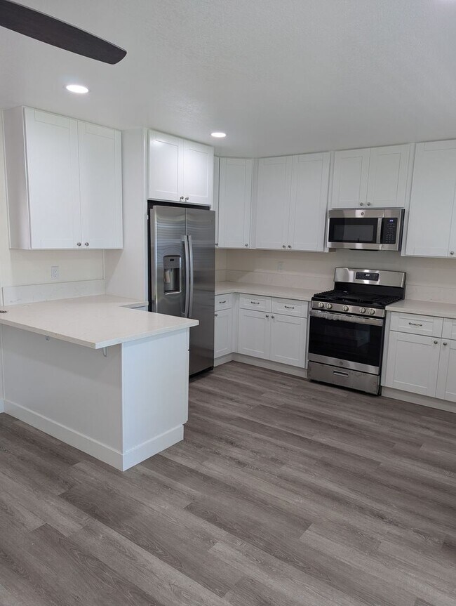 Building Photo - 3 Bed/2 Bath 1 Story Home in Lakeside