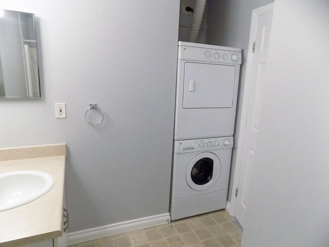 Building Photo - Bison Hill Townhomes