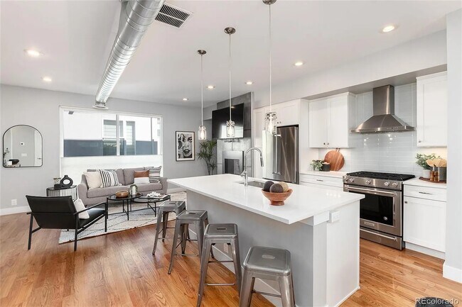 Foto del edificio - 4926 Lowell Blvd