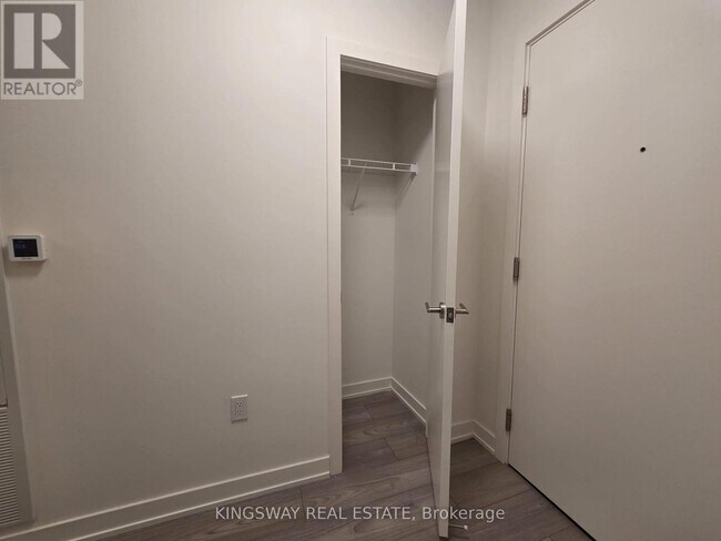 Photo du bâtiment - 110 Broadway Ave