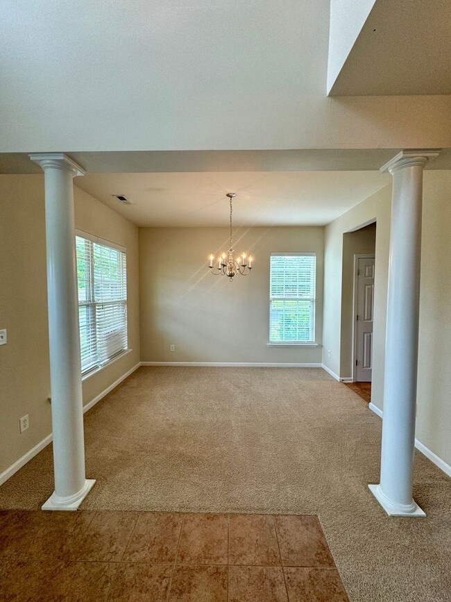 Building Photo - Spacious 4BR/2.5 BA Townhouse in the Unive...