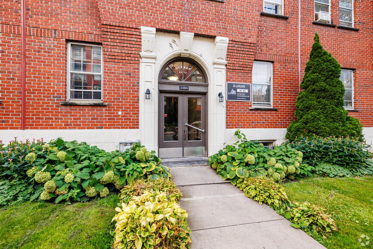 Building Photo - 6156 Rue Sherbrooke