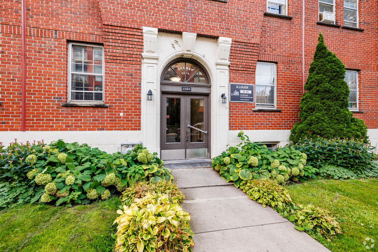 Photo du bâtiment - 6156 Rue Sherbrooke
