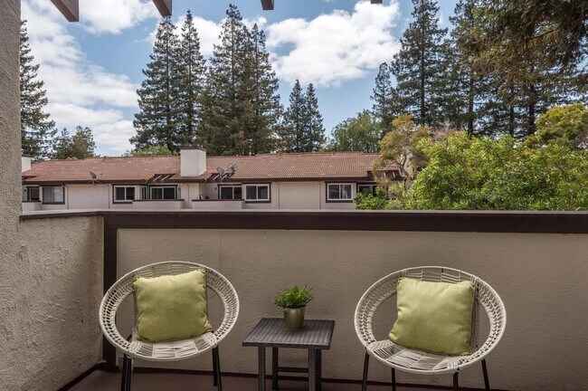 Building Photo - 2607 Pirineos Way