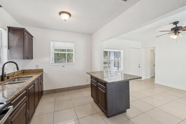 Foto del edificio - 2-Bedroom, 1.5-Bathroom Home in Tampa – Perfect Location!