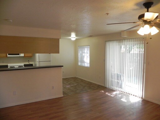Building Photo - Quaint 2 Bedroom Apartment Close to Old Town!