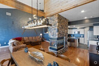Building Photo - 8120 Stonegate Dr