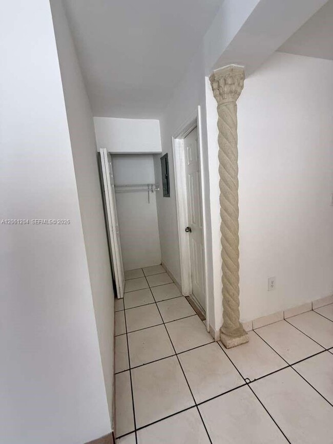 Building Photo - 526 SW 64th Ave