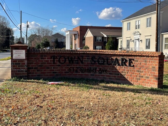 Building Photo - 2 BED, 1.5 BATH TWO STORY TOWNHOME!