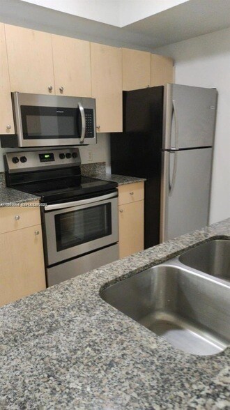 Foto del edificio - 2430 Centergate Dr