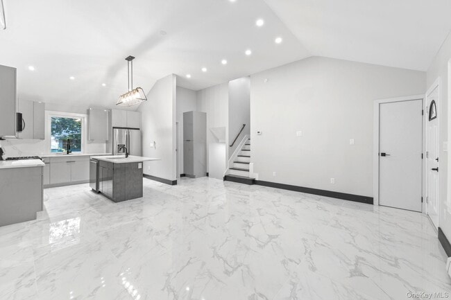 Foto del edificio - 86-14 Francis Lewis Blvd