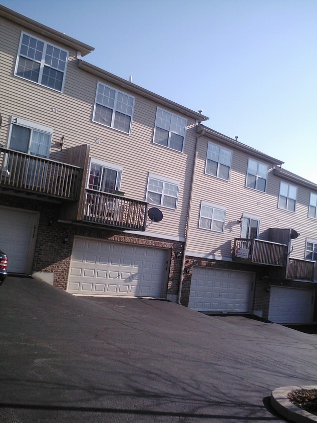 Building Photo - 637 E Willow St