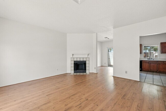 Foto del edificio - Brand new carpet!