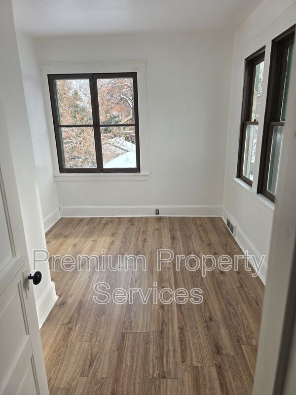 Building Photo - 402 S Gardiner Ave