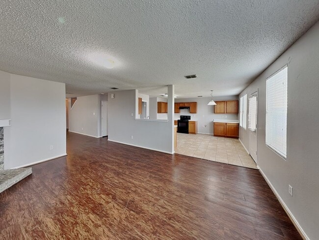 Foto del edificio - READY NOW! COME CHECK IT OUT!