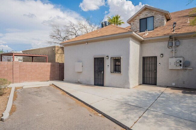 Foto del edificio - 903 E 7th St