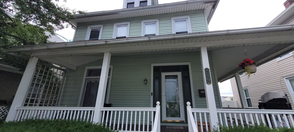Foto principal - 4 Bedroom 1 bathroom home located in Leola PA