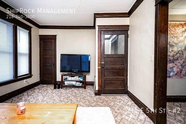 Foto del edificio - 814 E 5th St