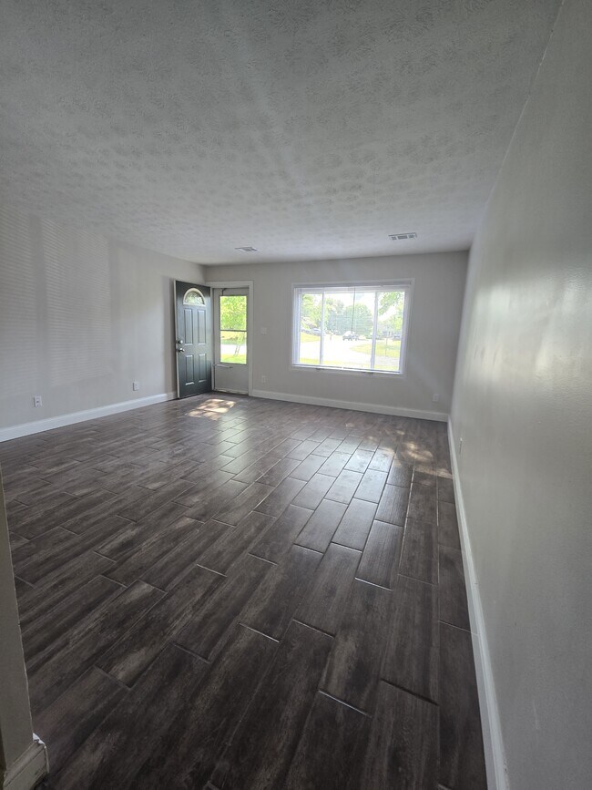 Foto del edificio - 996 Brookcrest Dr