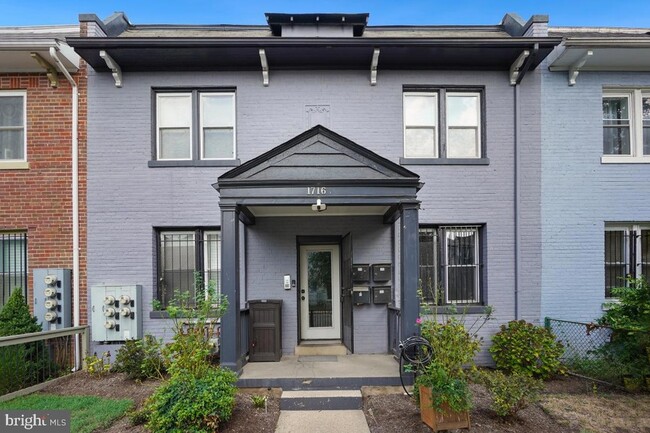 Foto del edificio - 1716 West Virginia Ave NE