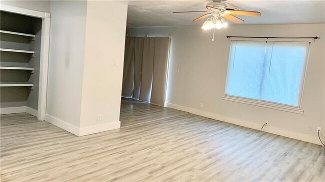 Foto del edificio - 405 E Fowler Ave