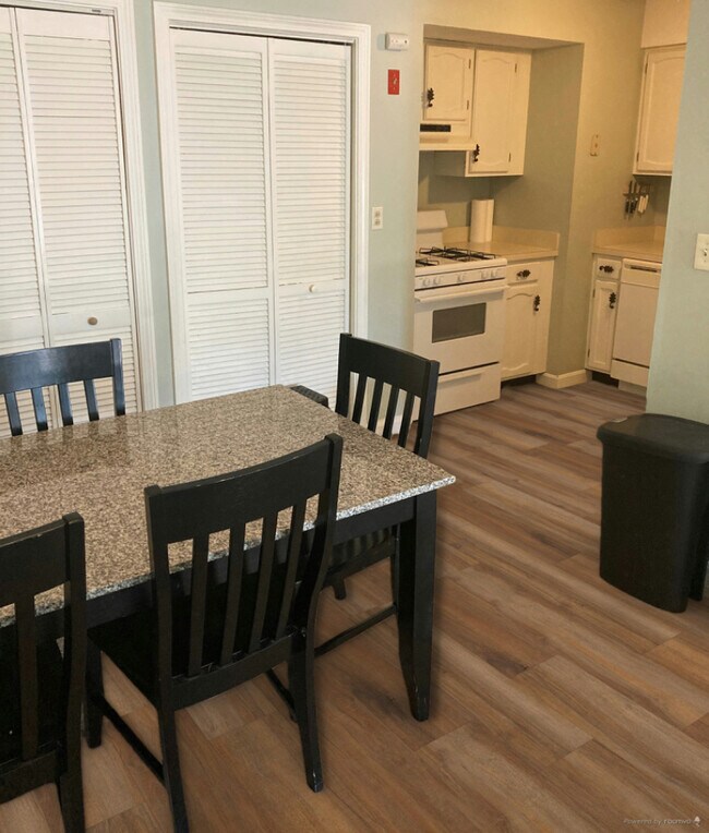 Foto del edificio - 210 Springbrook Cir