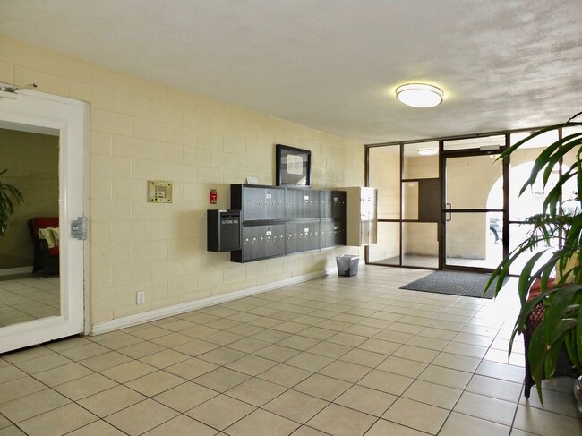 Building Photo - 420 Redondo Ave