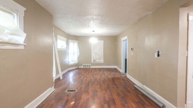 Building Photo - Welcome home to this freshly renovated 3-bedroom, 1-bathroom home on Cleveland’s West Side!