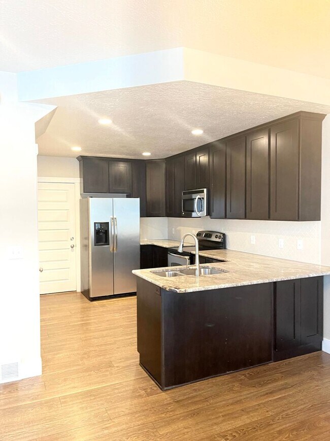 Foto del edificio - Beautiful townhome near Thanksgiving Point for rent