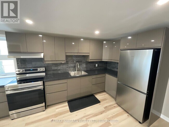 Building Photo - 3976 Portage Rd