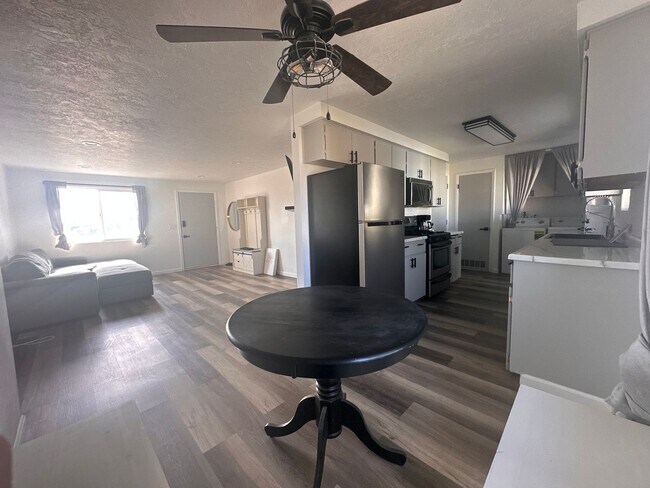 Foto del edificio - Charming Duplex in Desirable Neighborhood