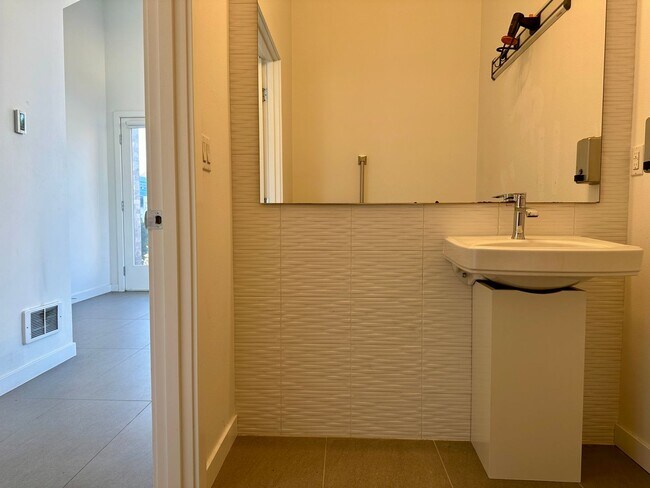 Foto del edificio - 2 Weeks Free! Spacious 3BR Home with Terri...