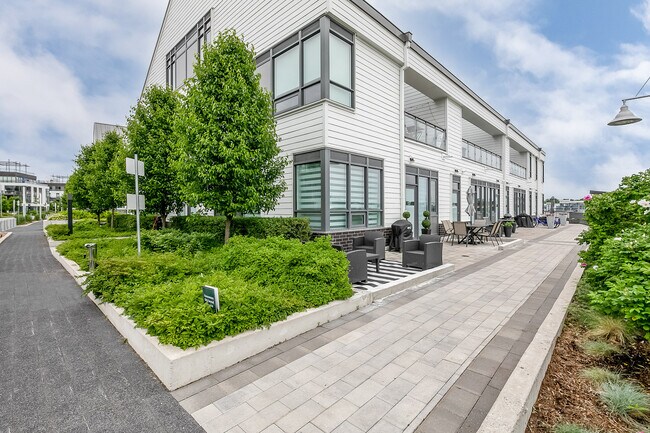 Building Photo - 331 Broward Wy.