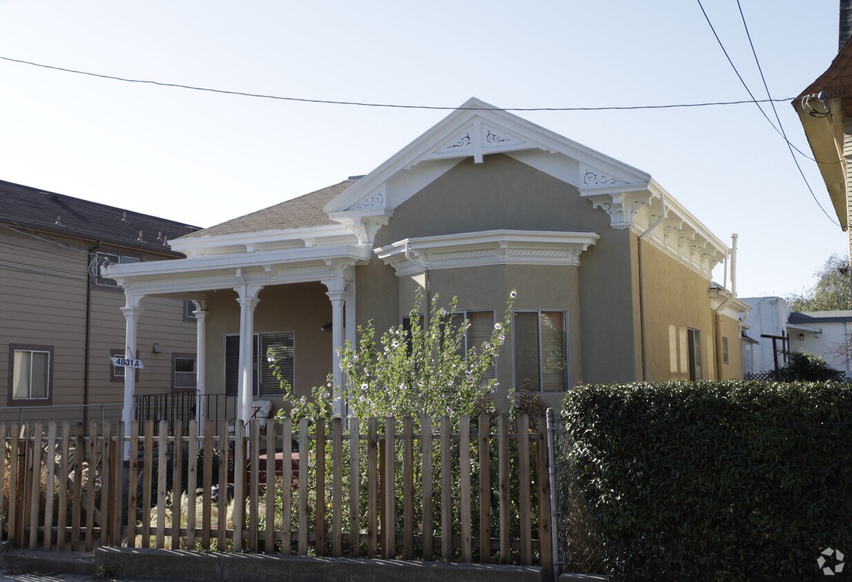 Foto del edificio - 4829-4831 Clarke St