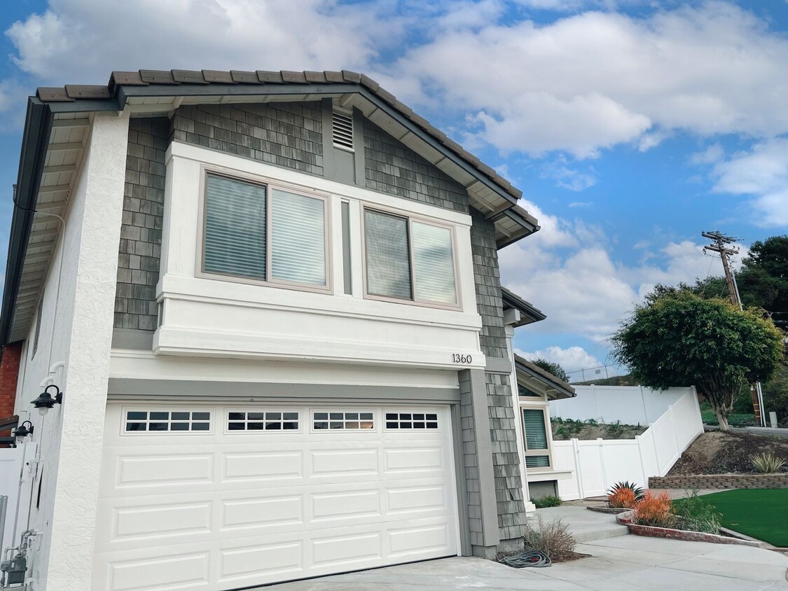 Foto principal - Spacious & Luxurious 4 Bed / 3 Bath Upper ...