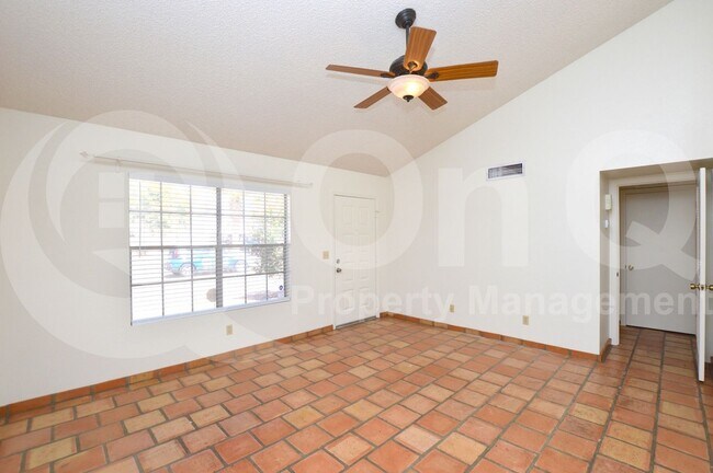 Foto del edificio - 1559 E Drake Dr