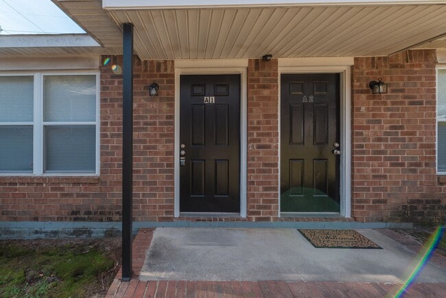 Building Photo - $950 - Updated 2 Bed/1 Bath Duplex With Stainless Steel Appliances!