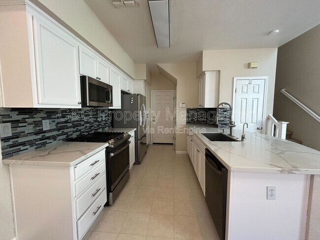 Foto del edificio - 5023 Lakeshore Dr