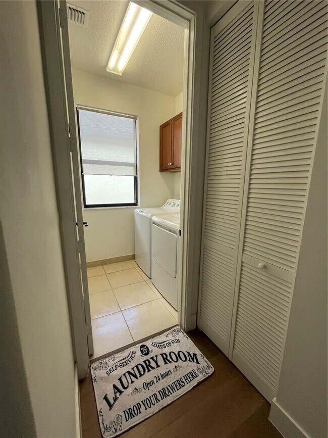 Foto del edificio - 3359 W 97th Terrace