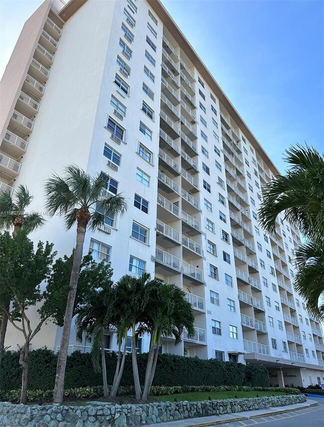 Building Photo - 400 Kings Point Dr